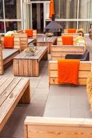 terrazza ristorante all'aperto con mobili in legno foto