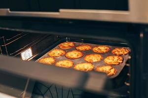 torte di zucca del ringraziamento fatte in casa in forno caldo foto
