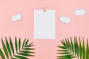 clipboard mock up con foglie tropicali verdi foto