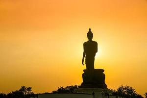 15,87 m, o 52 piedi, alta statua del buddha a phutthamonthon, bangkok, thailandia foto