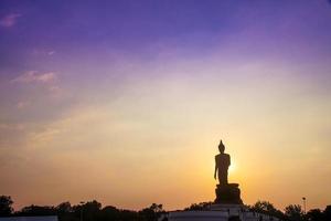 15,87 m, o 52 piedi, alta statua del buddha a phutthamonthon, bangkok, thailandia foto