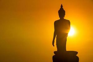 15,87 m, o 52 piedi, alta statua del buddha a phutthamonthon, bangkok, thailandia foto