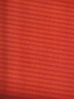parete strutturata rossa con ombre persiane, colori caldi, foto verticale. sfondo decorativo per il design, ornamento da linee parallele, sfondo o carta da parati