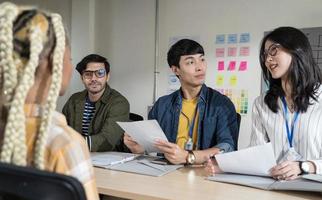 la squadra di uomini d'affari di avvio asiatico fa il candidato al colloquio di lavoro per la posizione di lavoro foto