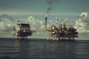 l'industria delle piattaforme offshore nel mare è un petrolio naturale per la produzione di petrolio e gas foto