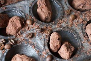 tartufi al cioccolato di forma insolita con posate in metallo foto