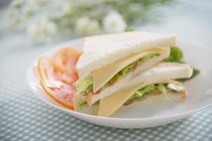 colazione panino fatta in casa impostata su un tavolo - concetto di fast food mattina set foto