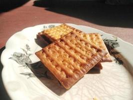 snack cracker ripieni di manioca fermentata fatti dalla madre, per colazione. foto