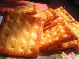 snack cracker ripieni di manioca fermentata fatti dalla madre, per colazione. foto