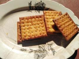 snack cracker ripieni di manioca fermentata fatti dalla madre, per colazione. foto