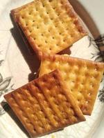 snack cracker ripieni di manioca fermentata fatti dalla madre, per colazione. foto