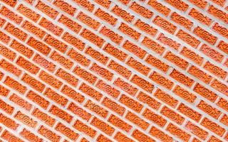 muro di mattoni arancione foto