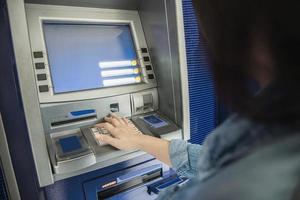 persone in attesa di ottenere denaro da uno sportello automatico - persone ritirate denaro dal concetto di bancomat foto