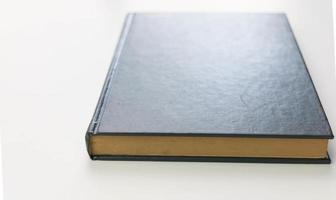libro blu su sfondo bianco foto