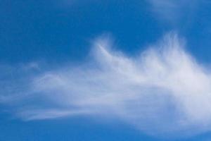 nuvole nel cielo blu foto