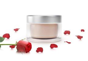 crema viso con estratto di rosa e petali di rosa foto