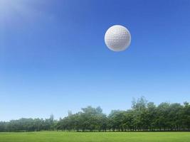 pallina da golf che galleggia nell'aria su un campo da golf foto