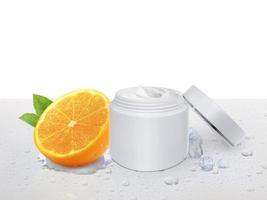 prodotti naturali per la cura della pelle con vitamina C fetta di frutta fresca e succosa d'arancia e pavimento a goccia d'acqua, modello di marchio di prodotti di bellezza cosmetici per crema idratante, lozione, schiuma o shampoo foto