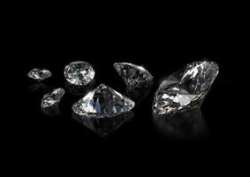 diamanti di lusso su sfondo nero. rendering 3d foto