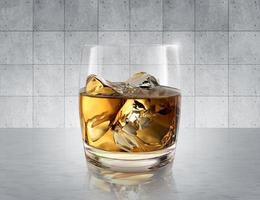 bicchiere di whisky sul pavimento della stanza di cemento. rendering 3d foto