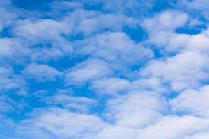 cielo blu con nuvole bianche foto