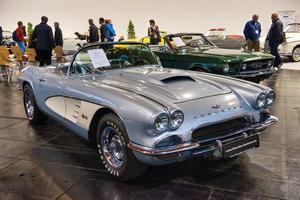 friedrichshafen - maggio 2019 argento chevrolet corvette c1 1961 cabrio al motorworld classics bodensee l'11 maggio 2019 a friedrichshafen, germania foto