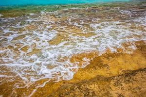 onde e schizzi del mare foto