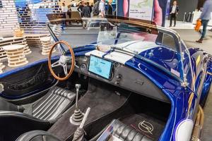 francoforte, germania - settembre 2019 bianco blu shelby cobra retrò auto d'epoca cabrio roadster, mostra automobilistica internazionale iaa foto