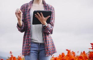 tecnologia agricola contadina donna che tiene tablet o tablet tecnologia per la ricerca sui dati di analisi dei problemi agricoli e sull'icona visiva. foto