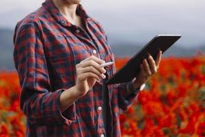 tecnologia agricola contadina donna che tiene tablet o tablet tecnologia per la ricerca sui dati di analisi dei problemi agricoli e sull'icona visiva. foto