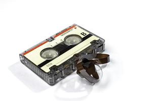 bangkok thailandia -14 febbraio 2022, microcassetta Sony isolata su sfondo bianco. lato b. un registratore di audiocassette è stato creato negli anni '90. focalizzazione morbida. foto