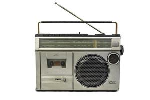 registratore radio a cassetta, boombox portatile vecchio stile retrò. un registratore di audiocassette è stato creato negli anni '90 su sfondo bianco.