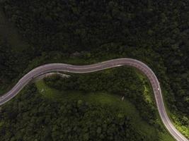 vista aerea della strada e della foresta foto