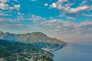 vista dall'alto di minori e maiori, costiera amalfitana, italia foto