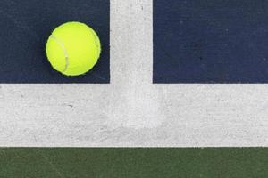 palla da tennis in campo foto