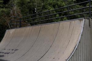 quarter pipe con rampa da skateboard foto