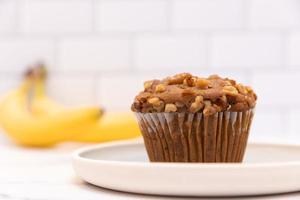 muffin alla banana e noci in una cucina foto