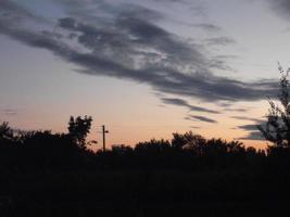 alba mattutina nel cielo e un campo nel villaggio foto