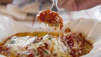 deliziosa ricetta di lasagne - persone con il famoso concetto di cibo italiano foto