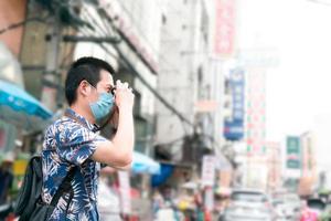 turisti che scattano foto della strada di yaowarat in tailandia