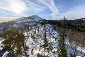 bella vista del paesaggio dell'altopiano della neve dalla cima della montagna in inverno, russia, urali foto