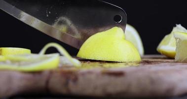 tagliate a pezzi un limone giallo maturo foto