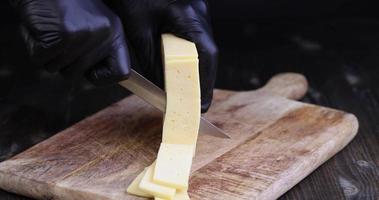 tagliate a pezzi il vero formaggio a pasta dura con tanto latte foto