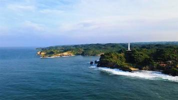 yogyakarta, giava orientale-indonesia, 19 maggio 2022 - bellissima vista aerea panoramica della spiaggia di pandansari. foto