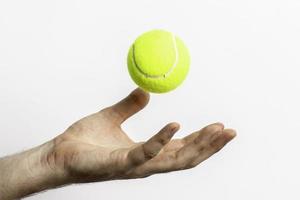 lancio della pallina da tennis foto