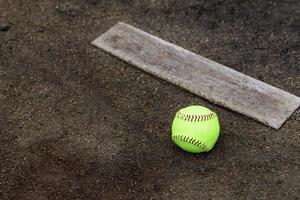 terra del tumulo del lanciatore di softball foto