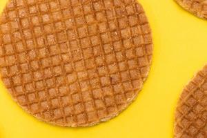 stroopwafel su sfondo giallo foto