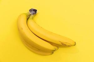banane su sfondo giallo foto