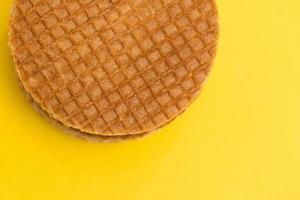 stroopwafel su sfondo giallo foto