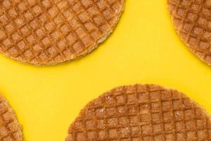 stroopwafel su sfondo giallo foto